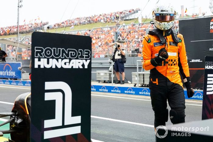 El poleman Lando Norris, del equipo McLaren F1, celebra su llegada al Parc Ferme