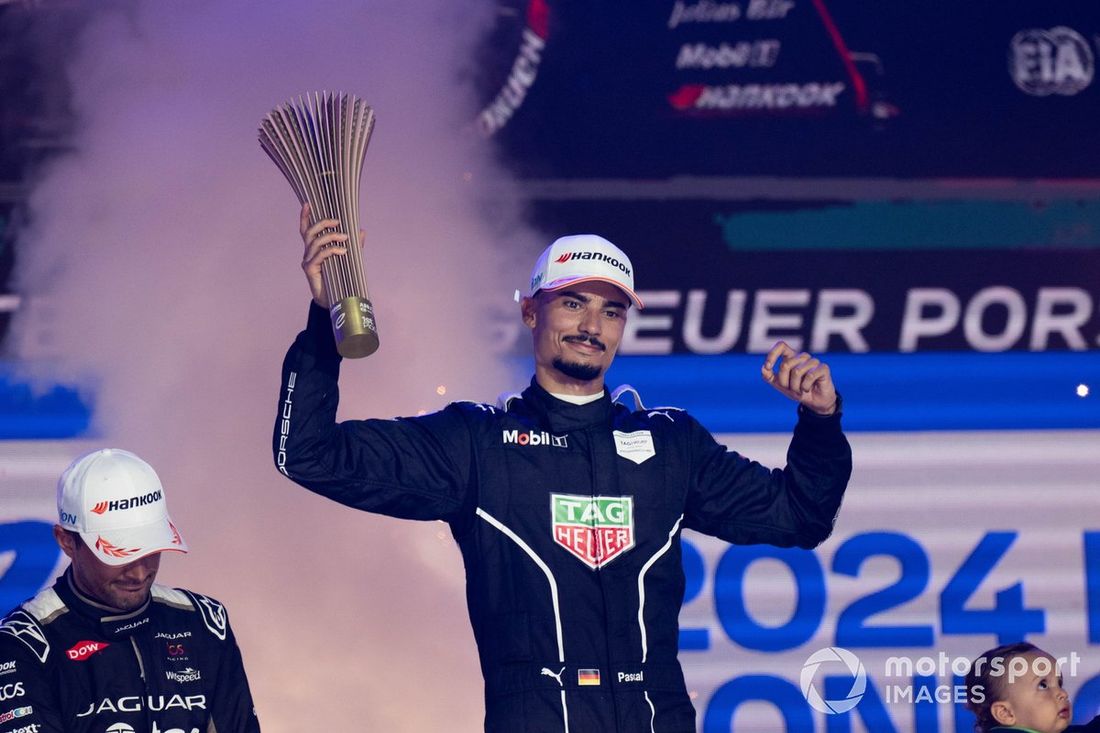 Pascal Wehrlein, Porsche, 1ª posición, levanta el trofeo en señal de celebración 