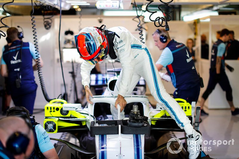 Роберт Кубіца, Williams Martini Racing, сідає у кокпіт у боксах