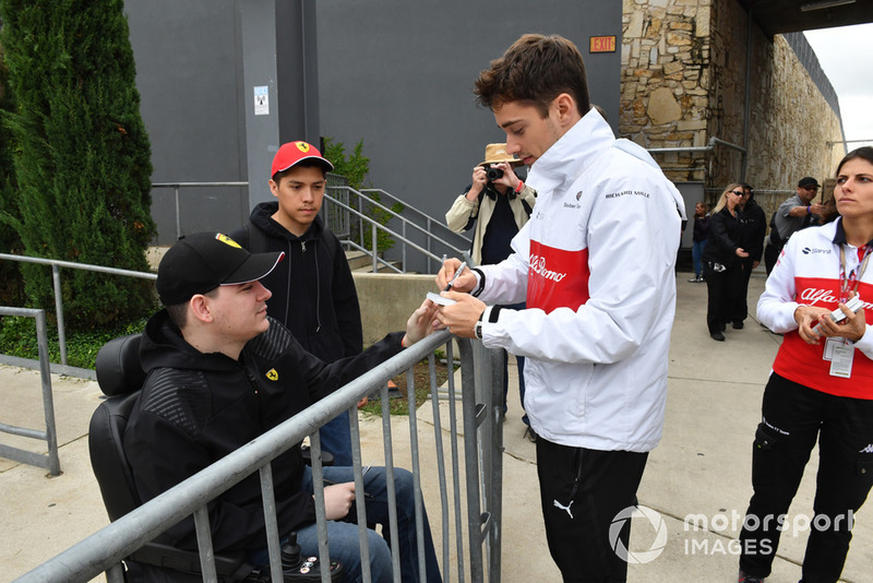Charles Leclerc, Sauber, firma autografi ai tifosi