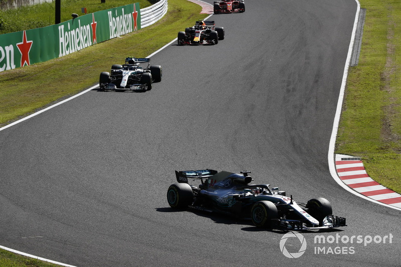 Lewis Hamilton, Mercedes AMG F1 W09, precede Valtteri Bottas, Mercedes AMG F1 W09, e Sebastian Vettel, Ferrari SF71H