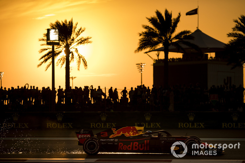 Daniel Ricciardo, Red Bull Racing RB14 saca chispas