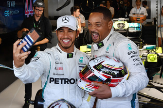 Lewis Hamilton, Mercedes AMG F1, scatta un selfie con Will Smith