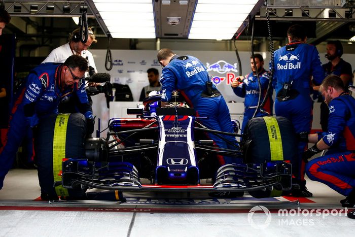 Los ingenieros preparan Pierre Gasly, Scuderia Toro Rosso STR13