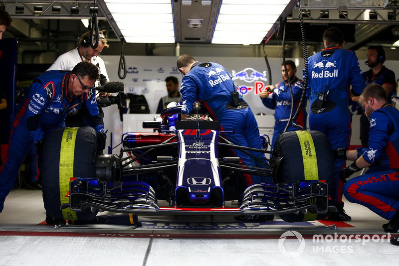 Los ingenieros preparan Pierre Gasly, Scuderia Toro Rosso STR13