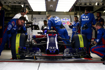 Engineers prepare Pierre Gasly, Scuderia Toro Rosso STR13