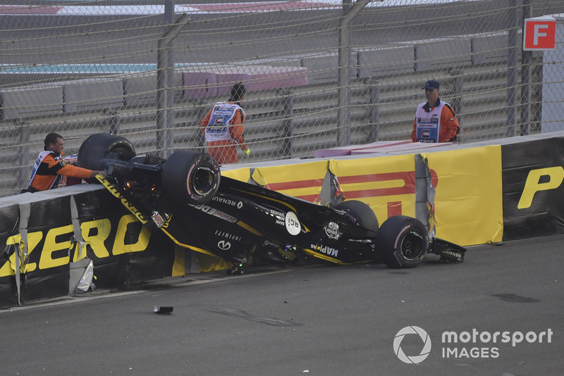 Nico Hulkenberg, Renault Sport F1 Team R.S. 18 choca y vuelca en la primera vuelta