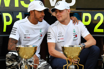 Il vincitore della gara Lewis Hamilton, Mercedes AMG F1 e Valtteri Bottas, Mercedes AMG F1