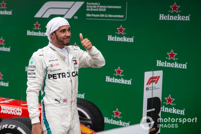 Ganador de la carrera Lewis Hamilton, Mercedes AMG F1 celebra en Parc Ferme 