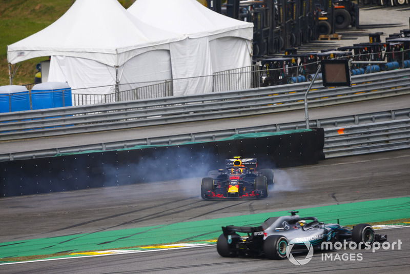 Lewis Hamilton, Mercedes AMG F1 W09, passe devant Max Verstappen, Red Bull Racing RB14 Tag Heuer, en tête-à-queue après un contact avec Esteban Ocon, Force India VJM11 Mercedes. 