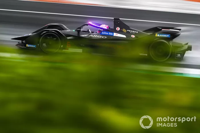 Maximilian Günther, Dragon Racing, Penske EV-3 con las nuevas luces LED magenta en el Halo, en modo hiperboost