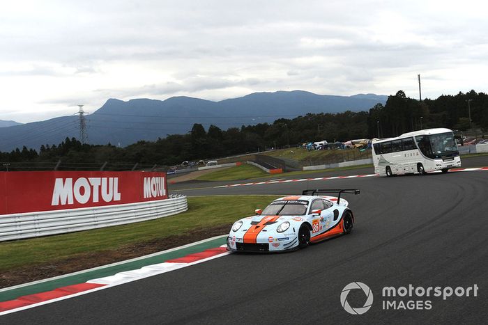 #86 Gulf Racing Porsche 911 RSR: Michael Wainwright, Benjamin Barker, Alex Davison y el autobús safari en pista