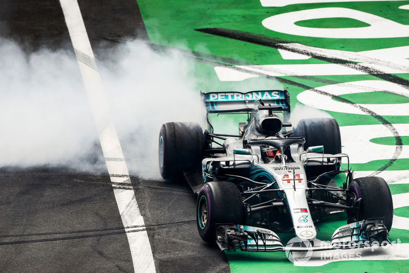Lewis Hamilton, Mercedes AMG F1 W09 EQ Power+, esegue dei donut per festeggiare la conquista del suo 5° Titolo Mondiale