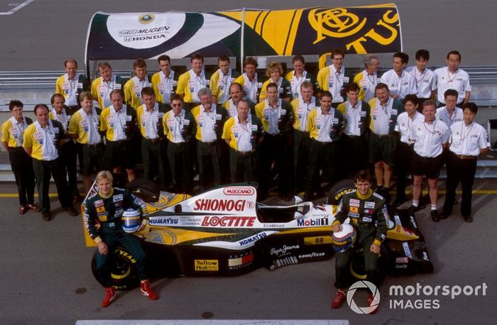 Foto del Team Lotus con Mika Salo, Alessandro Zanardi y el Lotus 109 Mugen-Honda