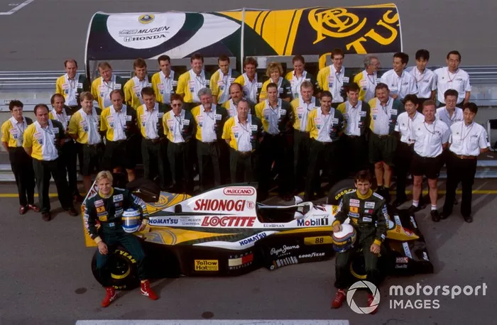 Photo d'équipe pour Team Lotus et ses pilotes Mika Salo, Alessandro Zanardi avec la Lotus 109 Mugen-Honda