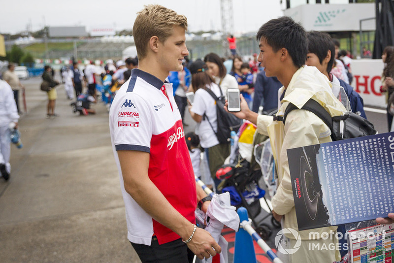 Marcus Ericsson, Sauber signs autographs for fans