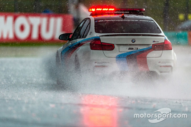 Le Safety car sous la pluie et sur la piste détrempée