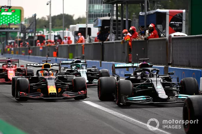 Lewis Hamilton, Mercedes W12, Max Verstappen, Red Bull Racing RB16B, en el pit lane