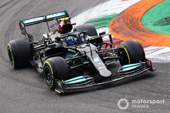 Bottas indulhat holnap az első helyről, a Mercedesé az első sor!