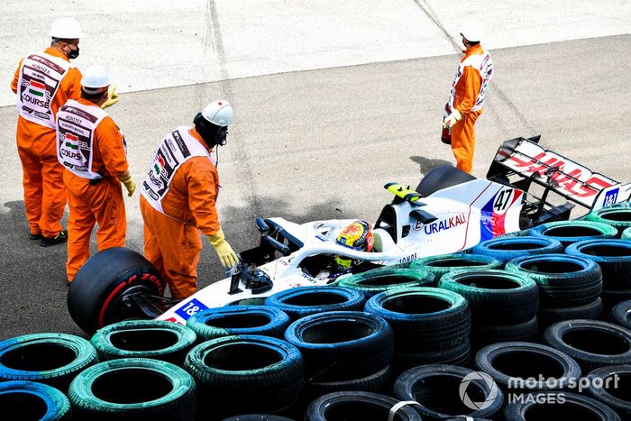 Los oficiales de pista asisten a Mick Schumacher, Haas VF-21, tras su accidente en la FP3