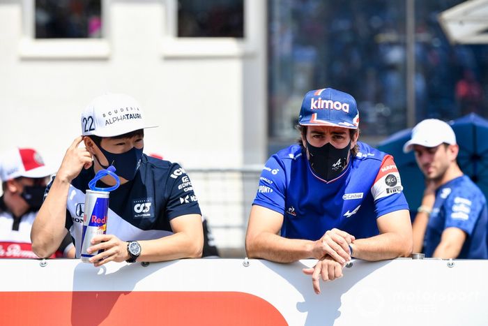 Yuki Tsunoda, AlphaTauri, Fernando Alonso, Alpine F1 en el desfile de pilotos
