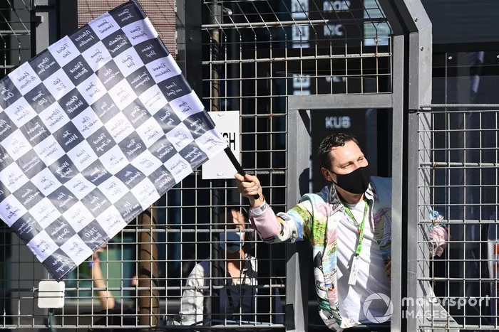 Tijs Michiel Verwest, conocido como DJ Tiesto, agita la bandera a cuadros