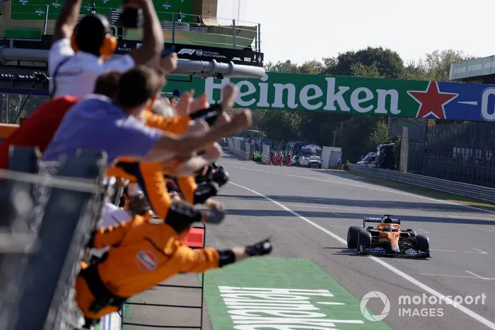 El equipo McLaren anima desde el muro de boxes mientras Daniel Ricciardo, McLaren MCL35M, en primera posición, consigue la victoria