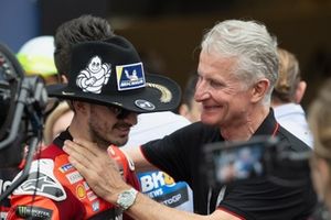 Francesco Bagnaia, del equipo Ducati, celebra con Paolo Ciabatti, Director Deportivo de Ducati Corse