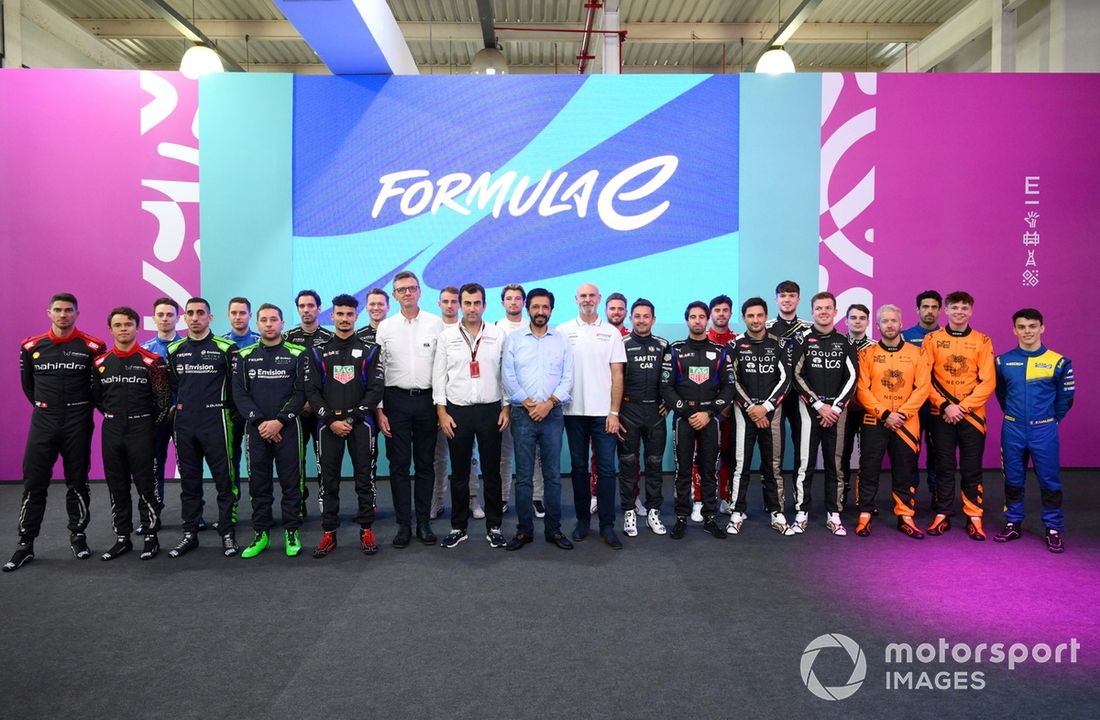 Los pilotos de la 11ª temporada 2024/2025 de Fórmula E se alinean con Ricardo Nunes