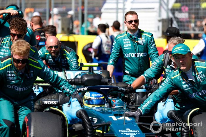 Los mecánicos empujan a Fernando Alonso, Aston Martin AMR24, a su puesto en parrilla