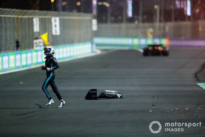 Nicholas Latifi, Williams FW44, se retira tras chocar con el muro