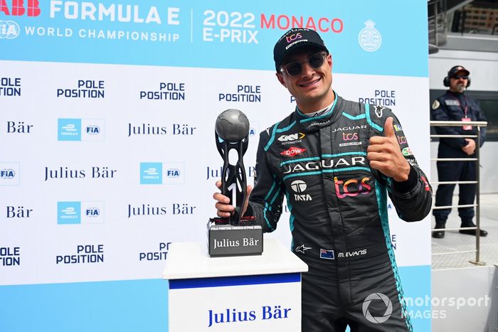El poleman Mitch Evans, Jaguar Racing, recibe el Julius Baer Pole Position Award
