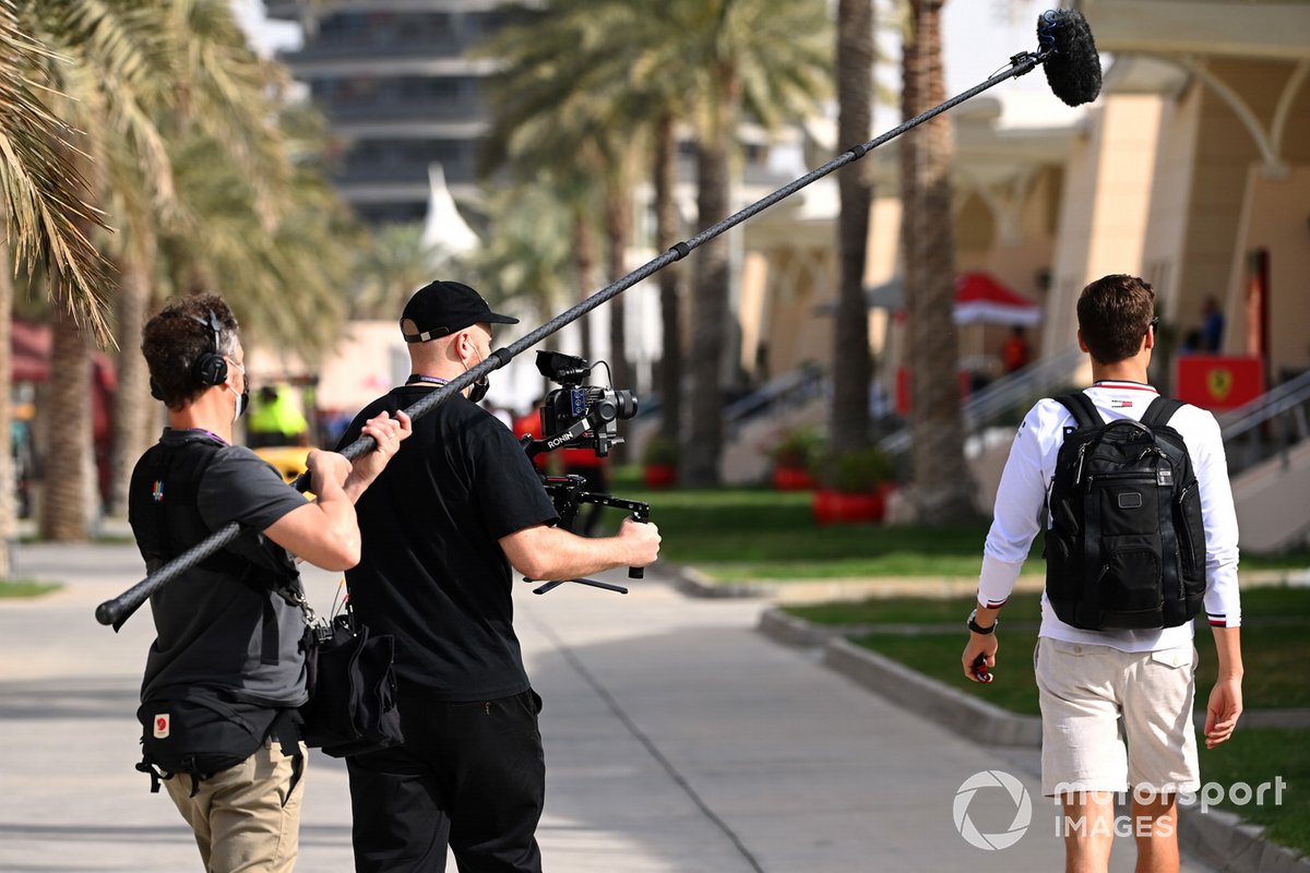 George Russell, Mercedes, es filmado. 