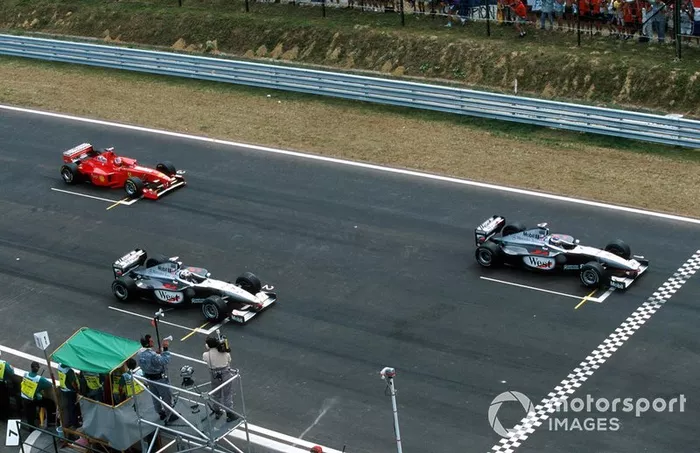 Mika Hakkinen, McLaren MP4-13, leads the start,
