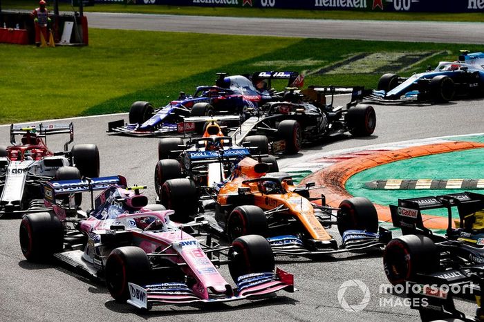 Lance Stroll, Racing Point RP19, lidera a Carlos Sainz Jr, McLaren MCL34, Antonio Giovinazzi, Alfa Romeo Racing C38, Kevin Magnussen, Haas F1 Team VF-19, Alex Albon, Red Bull RB15, Daniil Kvyat, Toro Rosso STR14 y el resto del campo en la salida