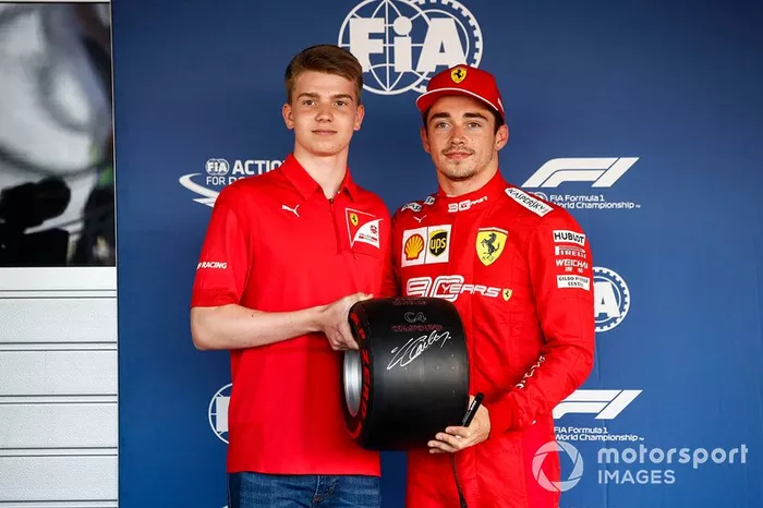 Charles Leclerc, Ferrari, festeggia la pole position, e riceve il trofeo Pirelli pole da Robert Shwartzman, PREMA Racing 