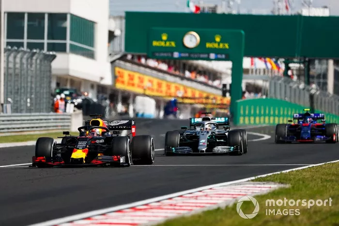 Max Verstappen, Red Bull Racing RB15, leads Lewis Hamilton, Mercedes AMG F1 W10, and Alexander Albon, Toro Rosso STR14