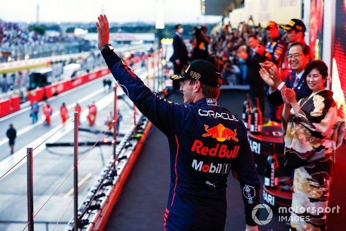 Podio: ganador y campeón del mundo Max Verstappen, Red Bull Racing
