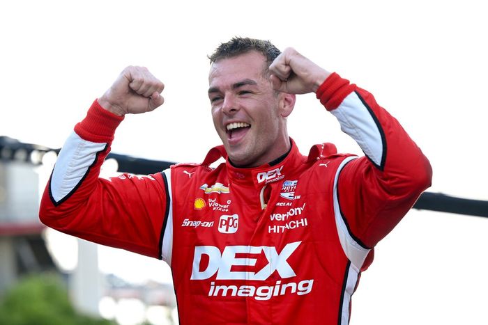 El ganador del premio NTT P1, Scott McLaughlin, del equipo Penske Chevrolet, celebra su pole position
