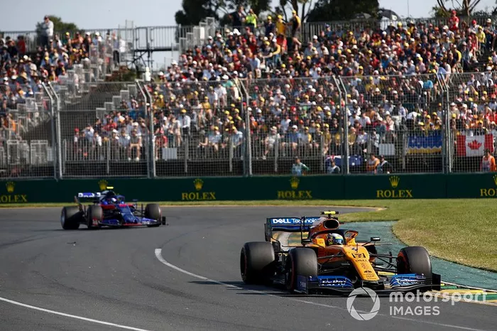 Lando Norris, McLaren MCL34, y Alexander Albon, Toro Rosso STR14
