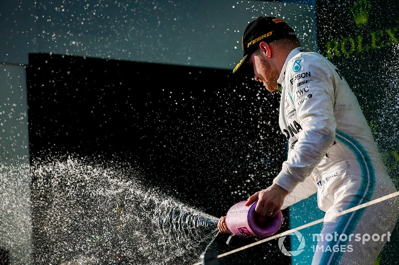 Valtteri Bottas, Mercedes AMG F1, vincitore, spruzza champagne