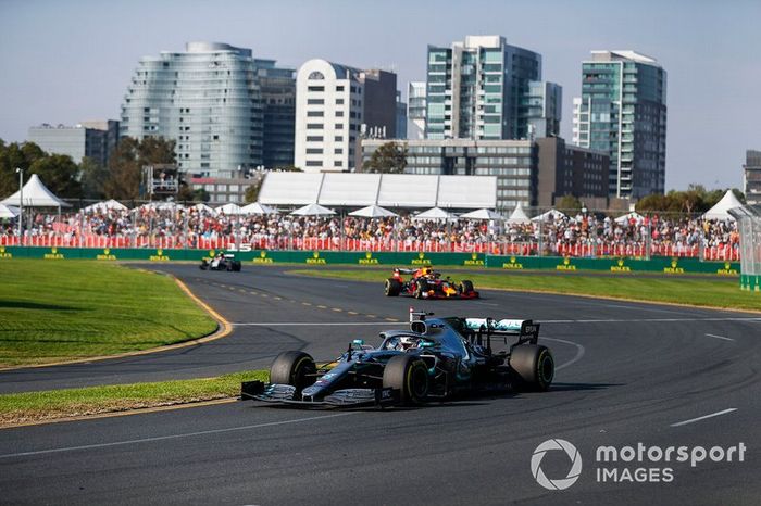 Lewis Hamilton, Mercedes AMG F1 W10, y Max Verstappen, Red Bull Racing RB15