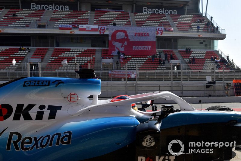 Robert Kubica, Williams FW42 e cartelloni dei tifosi sulla tribuna principale