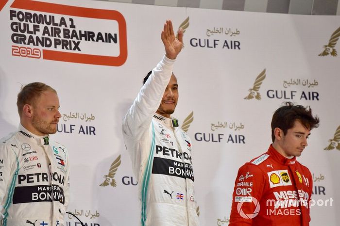 Tras el problema de fiabilidad de Leclerc en Bahrein, segunda cita del año, Hamilton recogió el regalo y ganó la carrera, mientras que Bottas tampoco tuvo problemas para dar el doblete a Mercedes por delante del monegasco de Ferrari
