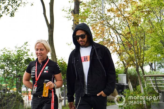 Lewis Hamilton, Mercedes AMG F1 y Angela Cullen, fisio de Mercedes AMG F1