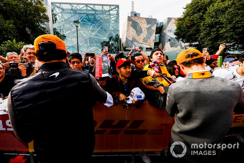 Carlos Sainz Jr., McLaren y Lando Norris, McLaren firman autógrafos a los fans