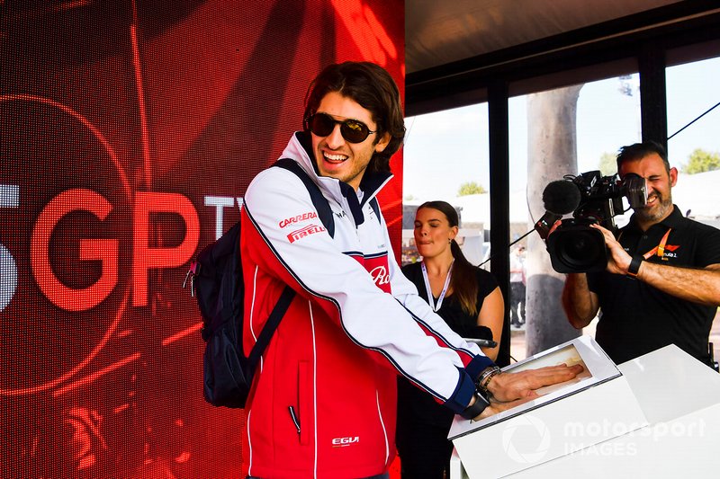 Antonio Giovinazzi, Alfa Romeo Racing hand moud