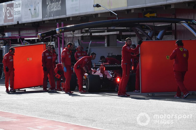Sebastian Vettel, Ferrari SF90 e dei meccanici Ferrari, con dei paravento davanti al garage