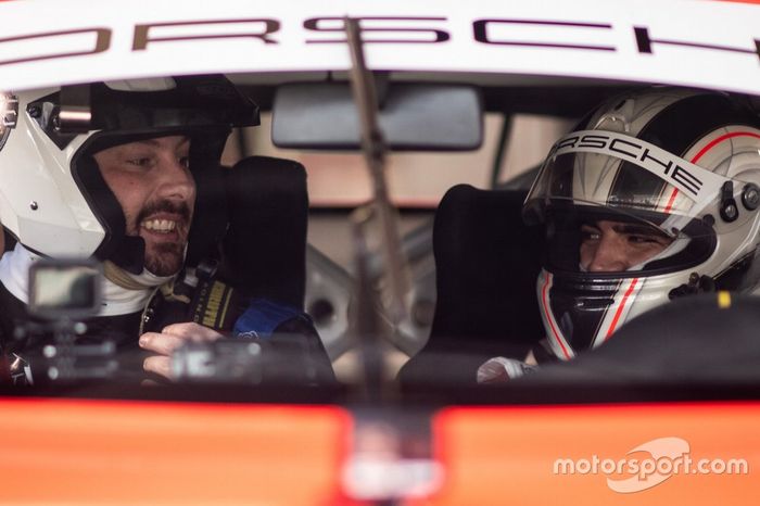 Danilo Gentili pega carona com Caio Castro na Porsche Cup