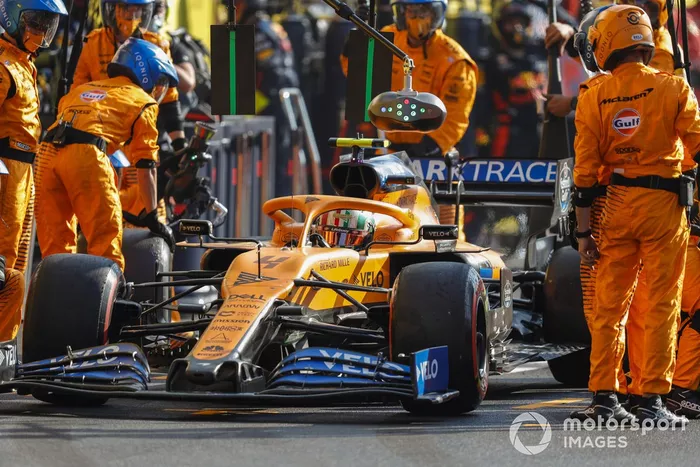 Lando Norris, McLaren MCL35, entra en los pits durante un a bandera roja